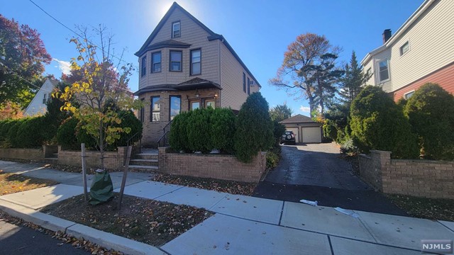 19 Yahara Avenue, Rutherford, New Jersey - 5 Bedrooms  
4 Bathrooms  
12 Rooms - 