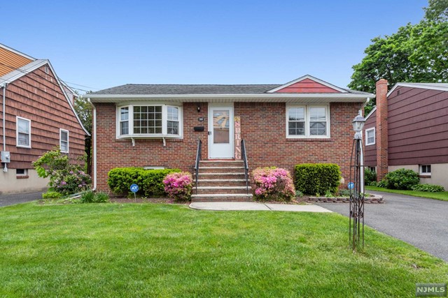 320 Mayhill Street, Saddle Brook, New Jersey - 3 Bedrooms  
1 Bathrooms  
5 Rooms - 
