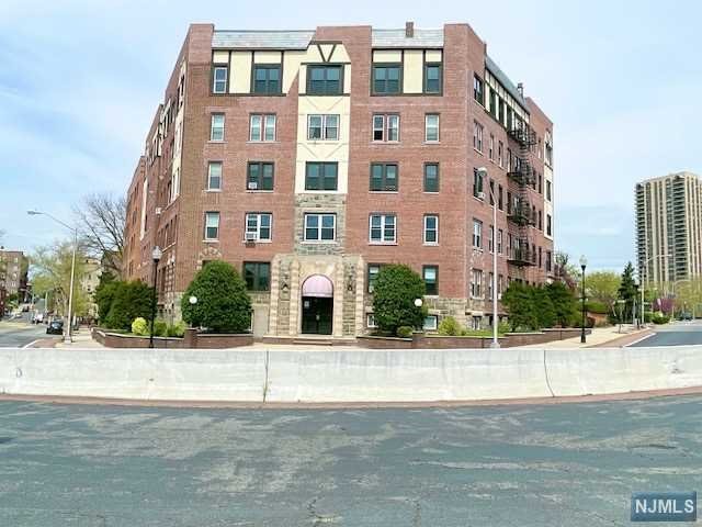 Property for Sale at 7435 Boulevard E 31, North Bergen, New Jersey - Bedrooms: 2 
Bathrooms: 1 
Rooms: 7  - $2,850