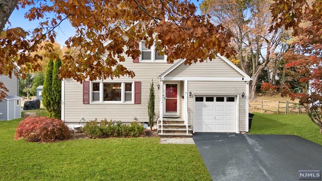 7 Evelyn Road, Roseland, New Jersey - 4 Bedrooms  
2 Bathrooms  
8 Rooms - 