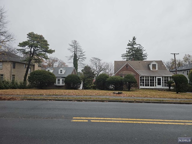 106 N Farview Avenue, Paramus, New Jersey - 5 Bedrooms  
3 Bathrooms  
10 Rooms - 