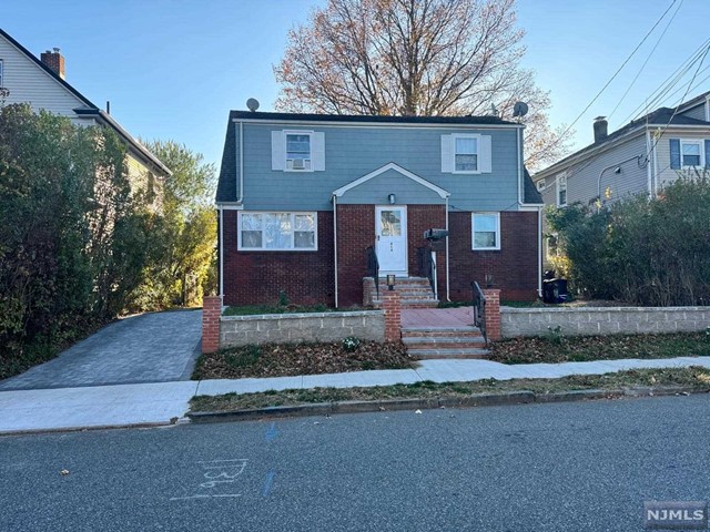 214 E Fort Lee Road, Bogota, New Jersey - 3 Bedrooms  
1 Bathrooms  
7 Rooms - 