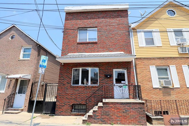 303 Walnut Street, Newark, New Jersey - 3 Bedrooms  
2 Bathrooms  
6 Rooms - 