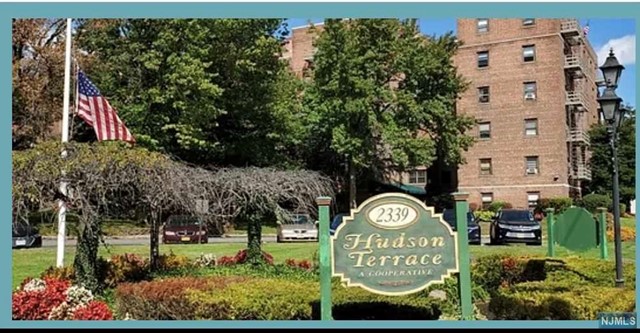 Property for Sale at 2339 Hudson Terrace D3, Fort Lee, New Jersey - Bedrooms: 1 
Bathrooms: 1  - $249,000