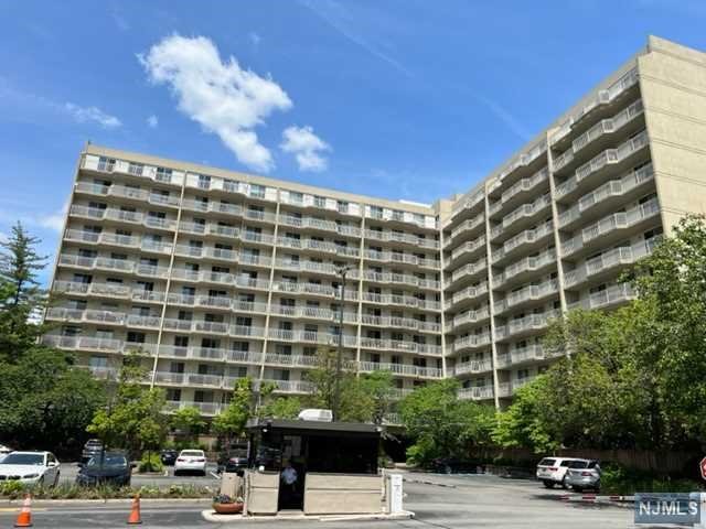 1077 River Road Ph13, Edgewater, New Jersey - 1 Bedrooms  
2 Bathrooms  
5 Rooms - 