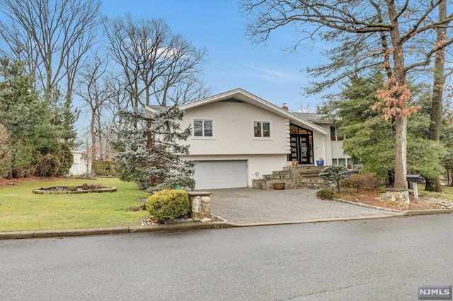 1 Cliff Road, Englewood Cliffs, New Jersey - 3 Bedrooms  
3 Bathrooms  
11 Rooms - 