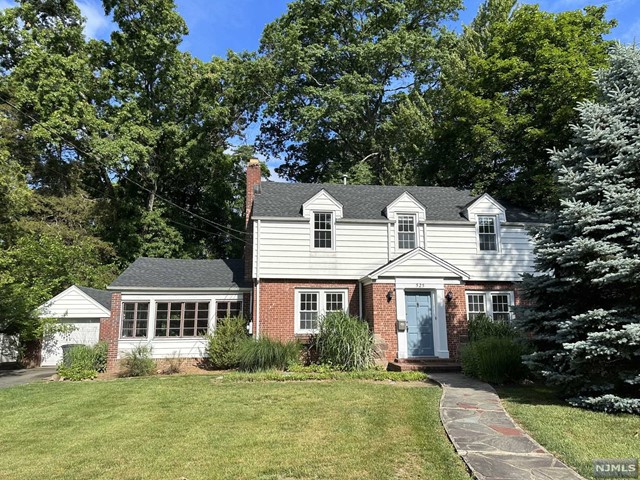 Rental Property at 525 Summit Avenue, Oradell, New Jersey - Bedrooms: 3 
Bathrooms: 3 
Rooms: 8  - $4,500 MO.