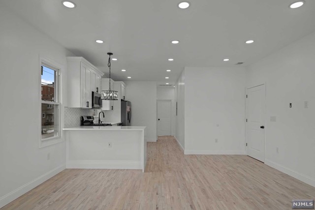 Rental Property at 29 River Street 1st Floor, Lodi, New Jersey - Bedrooms: 3 
Bathrooms: 1 
Rooms: 5  - $3,400 MO.