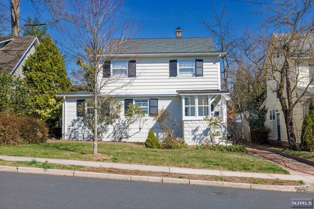 143 Sunset Lane A, Tenafly, New Jersey - 2 Bedrooms  
2 Bathrooms  
6 Rooms - 
