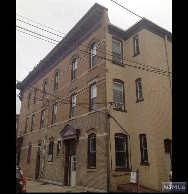 Rental Property at 1138 Summit Avenue, Jersey City, New Jersey - Bedrooms: 2 
Bathrooms: 1 
Rooms: 5  - $2,000 MO.