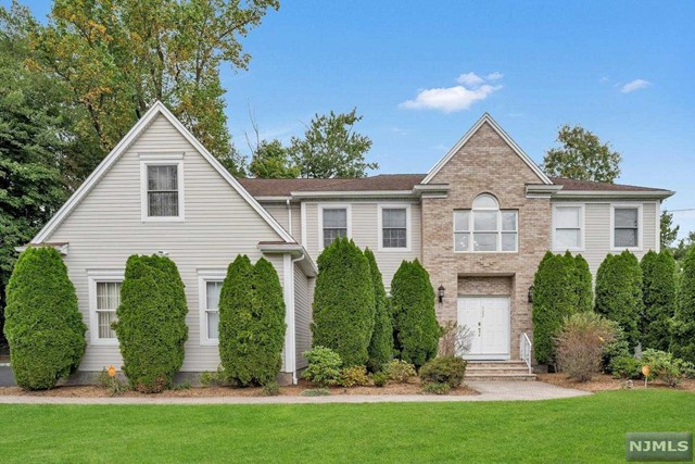 522 Shirley Avenue, Franklin Lakes, New Jersey - 4 Bedrooms  
4 Bathrooms  
10 Rooms - 