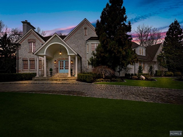 33 Winding Way, Upper Saddle River, New Jersey - 6 Bedrooms  
5 Bathrooms  
12 Rooms - 