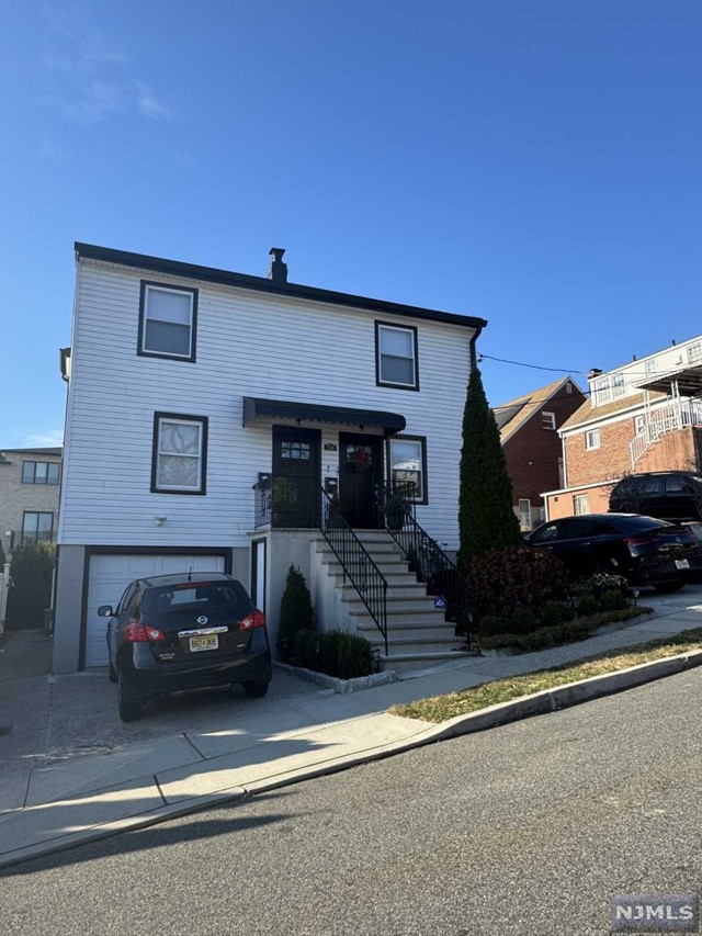 256 Coolidge Avenue B, Fort Lee, New Jersey - 3 Bedrooms  
2 Bathrooms  
6 Rooms - 