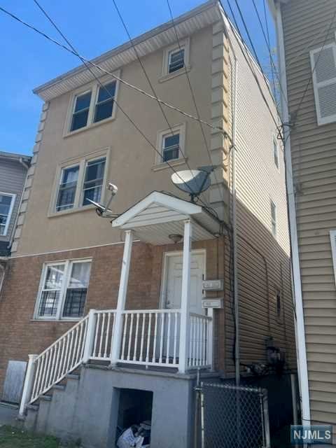 132 Main Street, Paterson, New Jersey - 6 Bedrooms  
4 Bathrooms  
12 Rooms - 