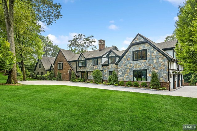 408 Saddle Back Trail, Franklin Lakes, New Jersey - 6 Bedrooms  
10 Bathrooms  
18 Rooms - 