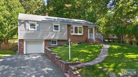 10 Iroquois Avenue, Oakland, NJ 07436 - MLS#: 24027254