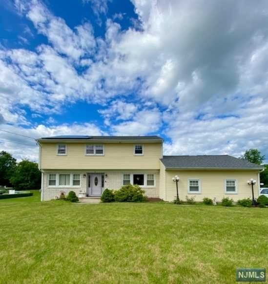 Property for Sale at 16 Deerfield Drive, Hardyston, New Jersey - Bedrooms: 4 
Bathrooms: 4 
Rooms: 11  - $624,900