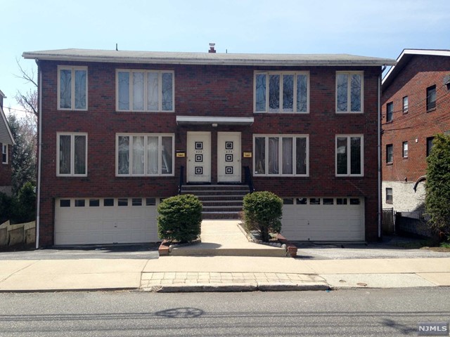 Rental Property at 424 Plateau Avenue 1, Fort Lee, New Jersey - Bedrooms: 2 
Bathrooms: 1 
Rooms: 5  - $2,975 MO.