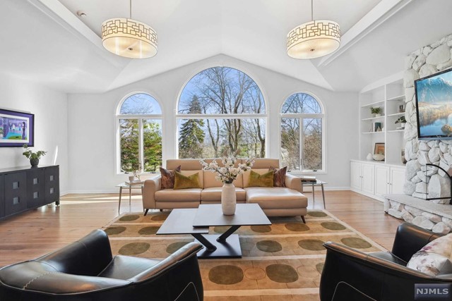 Property for Sale at 2 Edgewood Terrace, Montclair, New Jersey - Bedrooms: 4 
Bathrooms: 4 
Rooms: 11  - $1,899,999