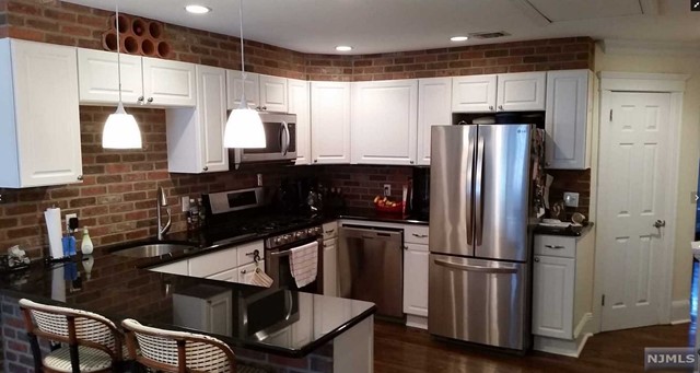 Rental Property at 16 Irving Avenue 2, Englewood Cliffs, New Jersey - Bedrooms: 1 
Bathrooms: 1 
Rooms: 4  - $2,400 MO.