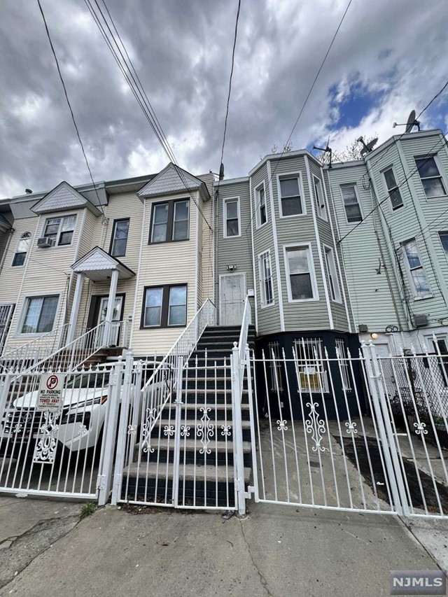 Property for Sale at 51 Arlington Avenue, Jersey City, New Jersey - Bedrooms: 4 
Bathrooms: 3 
Rooms: 10  - $399,000