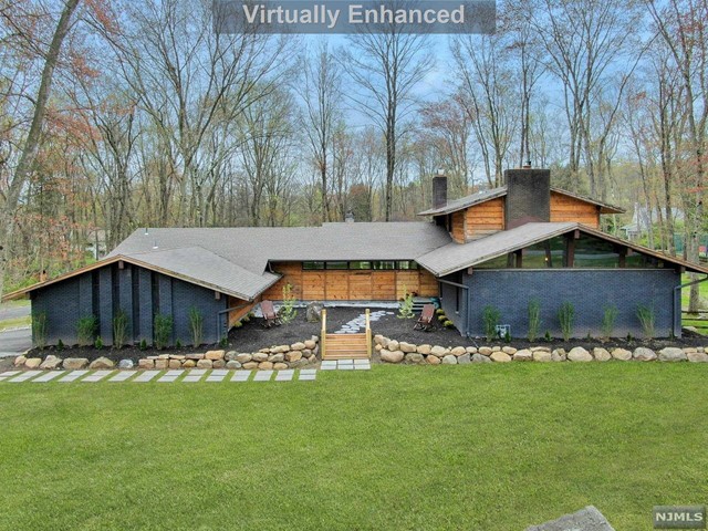 Property for Sale at 39 Mohegan Trail, Saddle River, New Jersey - Bedrooms: 4 
Bathrooms: 5 
Rooms: 8  - $2,495,000