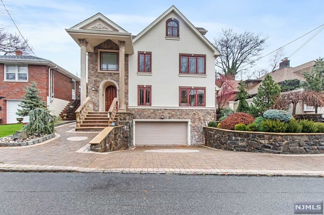 19 Oakdene Avenue, Cliffside Park, New Jersey - 4 Bedrooms  
4 Bathrooms  
7 Rooms - 