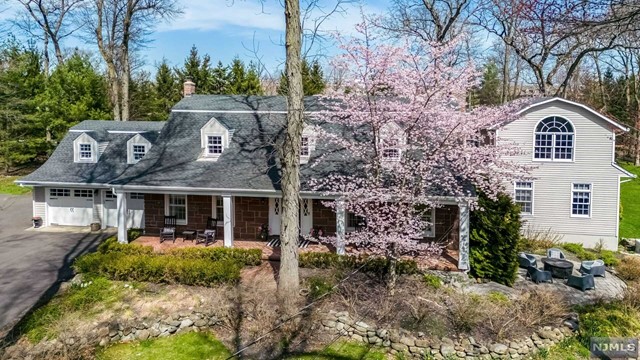 202 Chestnut Ridge Road, Saddle River, New Jersey - 4 Bedrooms  
5 Bathrooms  
10 Rooms - 