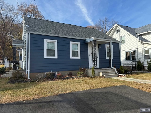 33 Catherine Street, Bloomingdale, New Jersey - 3 Bedrooms  
2 Bathrooms  
5 Rooms - 