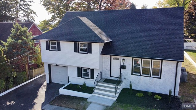 8 E Walnut Street, Teaneck, New Jersey - 5 Bedrooms  
3 Bathrooms  
8 Rooms - 