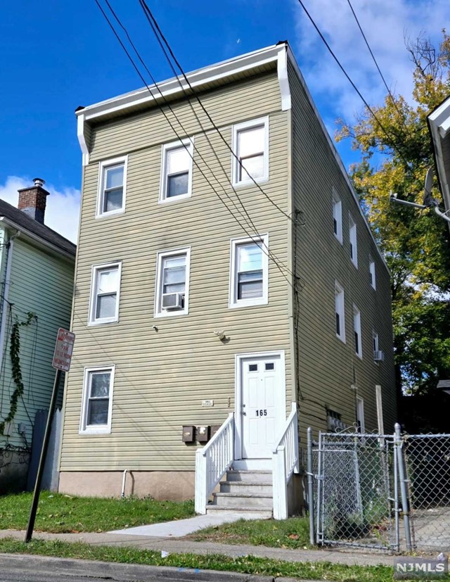 165 Central Place 3rd, Orange, New Jersey - 2 Bedrooms  
1 Bathrooms  
4 Rooms - 