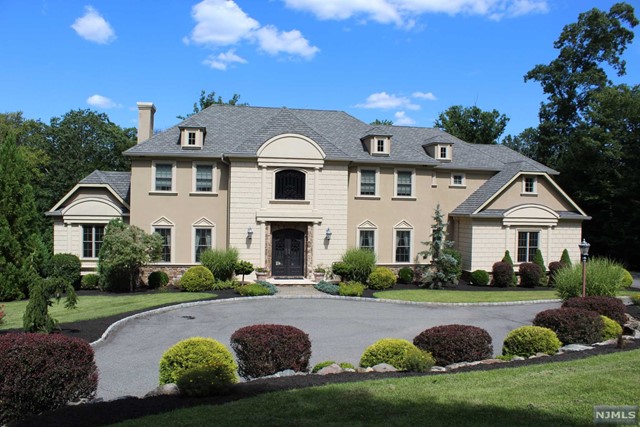 8 Pineview Lane, Boonton Twp, New Jersey - 5 Bedrooms  
4 Bathrooms  
15 Rooms - 