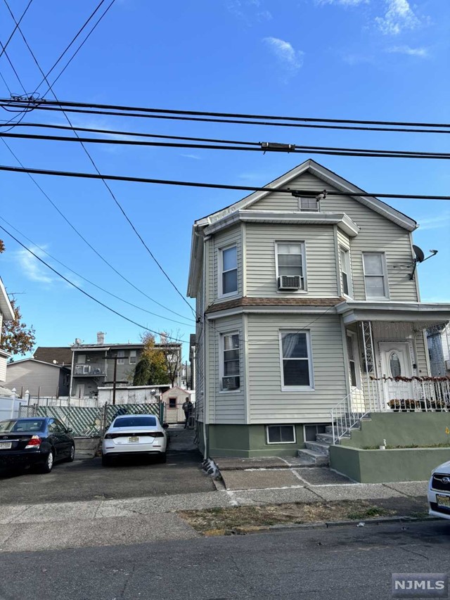 559563 E 24th Street, Paterson, New Jersey - 3 Bedrooms  
2 Bathrooms  
6 Rooms - 