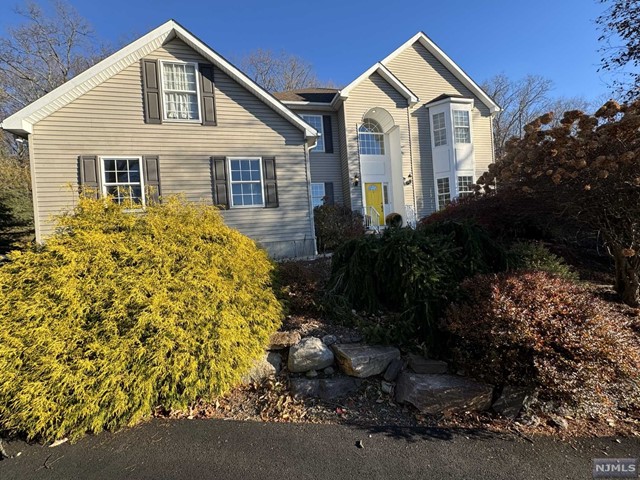 Rental Property at 6 Skyler Court, Jefferson Twp, New Jersey - Bedrooms: 4 
Bathrooms: 3 
Rooms: 10  - $4,500 MO.