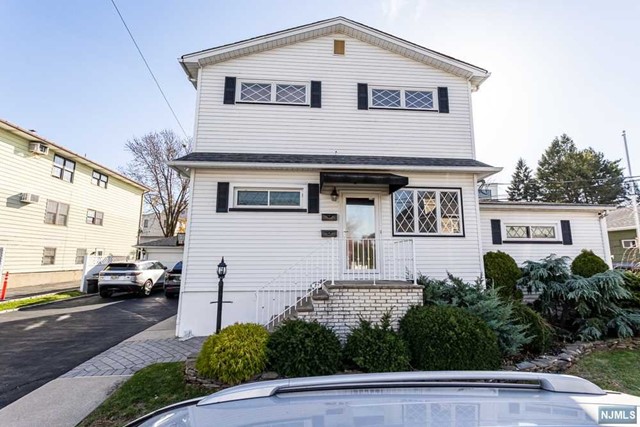 72 Miller Avenue 2, Elmwood Park, New Jersey - 3 Bedrooms  
1 Bathrooms  
6 Rooms - 