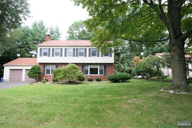 34 Michele Court, Cresskill, New Jersey - 4 Bedrooms  
3 Bathrooms  
8 Rooms - 