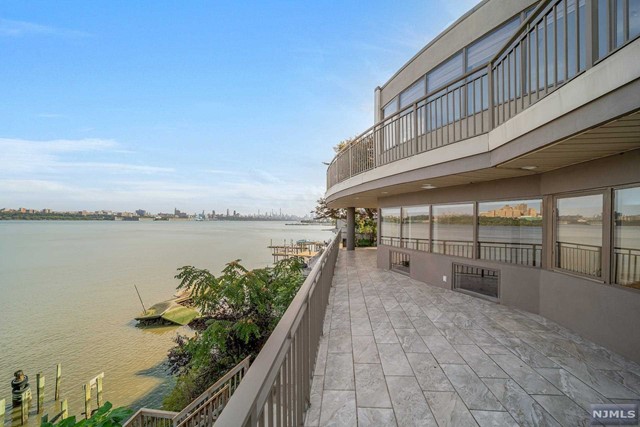 Rental Property at 25 Shore Road, Edgewater, New Jersey - Bedrooms: 3 
Bathrooms: 3 
Rooms: 6  - $9,500 MO.