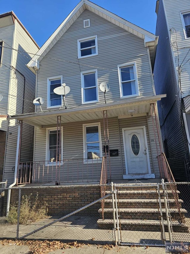 231 Clark Place 2, Elizabeth, New Jersey - 3 Bedrooms  
1 Bathrooms  
5 Rooms - 