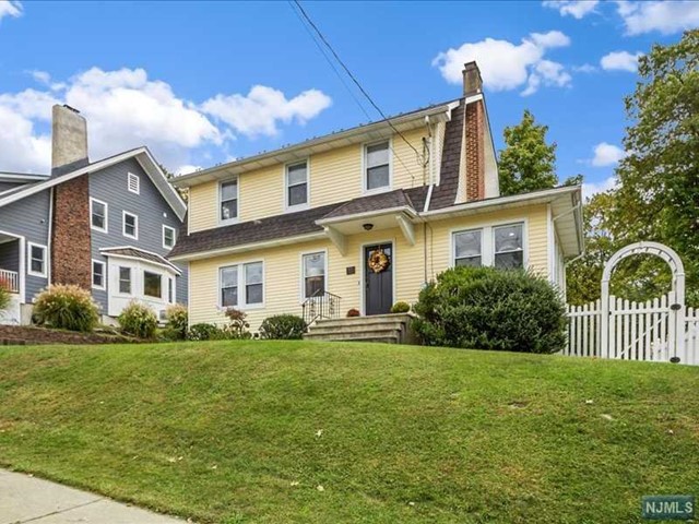 Property for Sale at 11 Hillcrest Terrace, Verona, New Jersey - Bedrooms: 3 
Bathrooms: 2 
Rooms: 9  - $650,000