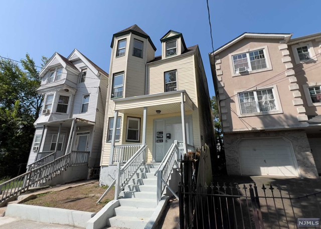 211 Fairmount Avenue, Newark, New Jersey - 9 Bedrooms  
3 Bathrooms  
17 Rooms - 