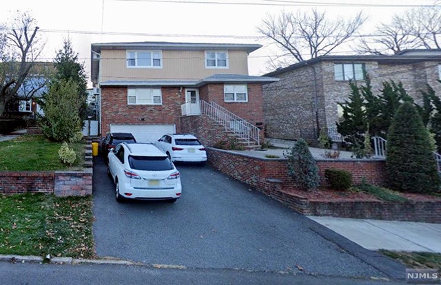 452 7th Street 1Fl, Palisades Park, New Jersey - 3 Bedrooms  
2 Bathrooms  
8 Rooms - 