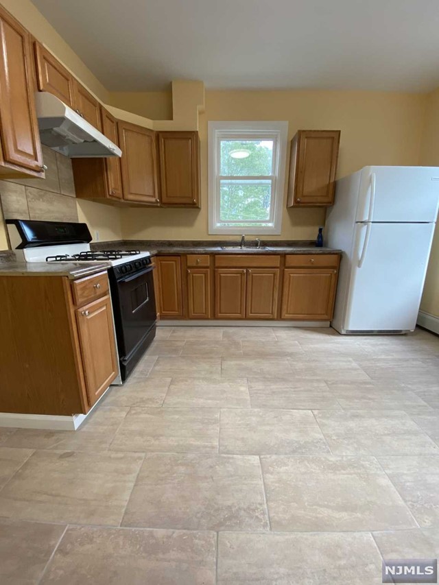 Rental Property at 296 Hoboken Road 1, East Rutherford, New Jersey - Bedrooms: 3 
Bathrooms: 1 
Rooms: 6  - $2,800 MO.