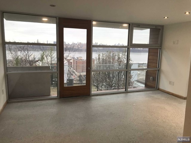 132 Pine Street 1, Cliffside Park, New Jersey - 1 Bedrooms  
1 Bathrooms  
3 Rooms - 