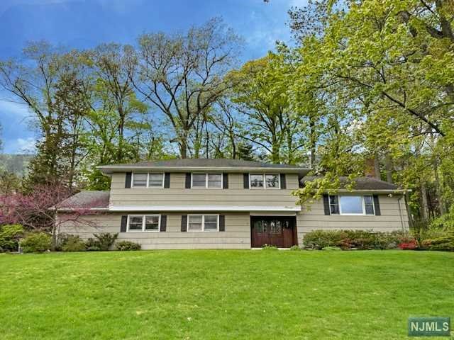 12 Sylvia Court, Woodcliff Lake, New Jersey - 4 Bedrooms  
3 Bathrooms  
10 Rooms - 