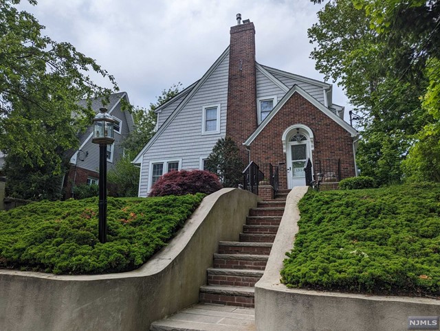 Rental Property at 1354 Dickerson Road, Teaneck, New Jersey - Bedrooms: 5 
Bathrooms: 4 
Rooms: 11  - $6,800 MO.