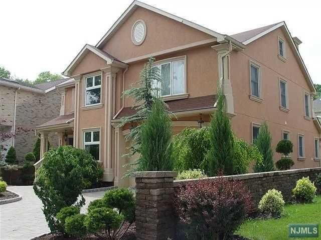 1015 Inwood Terrace, Fort Lee, New Jersey - 3 Bedrooms  
4 Bathrooms  
8 Rooms - 