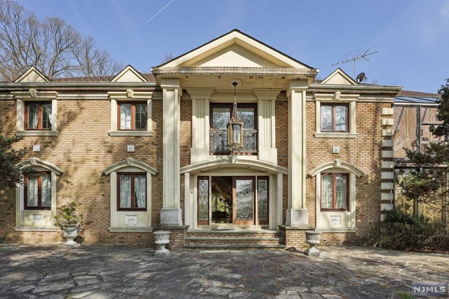 12 Saddle River Road, Saddle River, New Jersey - 6 Bedrooms  
8 Bathrooms  
14 Rooms - 