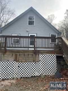 81 Broadway, West Milford, New Jersey - 3 Bedrooms  
1 Bathrooms  
6 Rooms - 