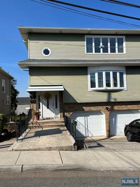 1121 Stonewall Lane, Secaucus, New Jersey - 3 Bedrooms  
2 Bathrooms  
6 Rooms - 