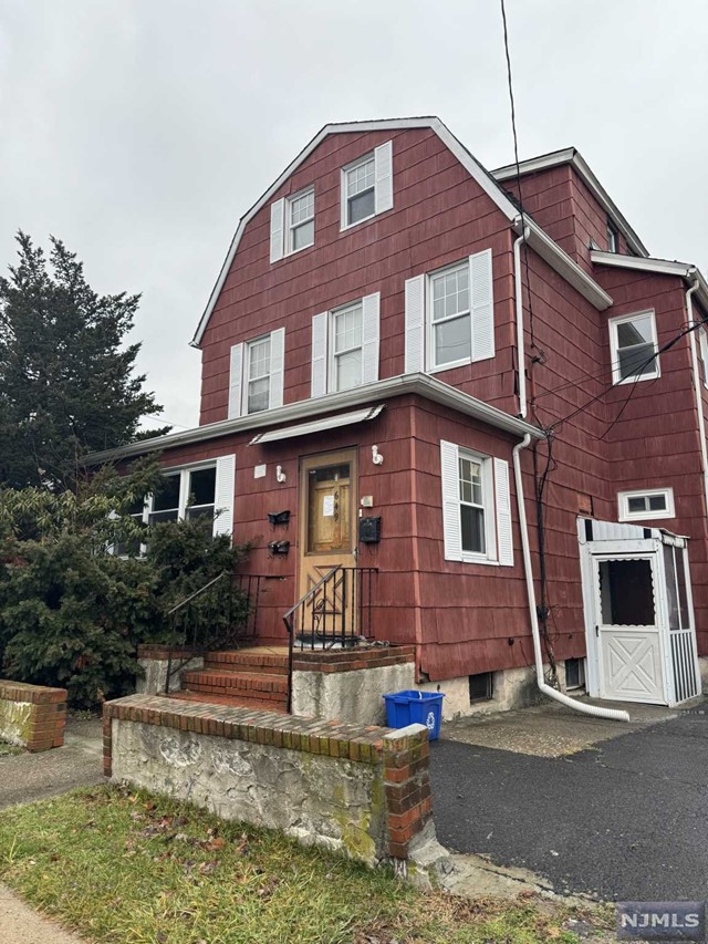 649 New Jersey Avenue, Lyndhurst, New Jersey - 3 Bedrooms  
2 Bathrooms  
7 Rooms - 